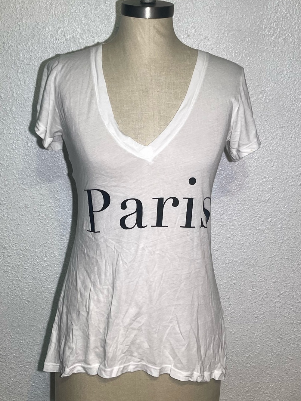 Wildfox Paris women’s Graphic white V-Neck white tee shirt size small